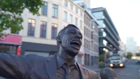 L&#39;envol-En-Bruselas-Bélgica,-Estatua-De-Bronce-Del-Cantante-Belga-Jacques-Brel,-Esculpida-Por-Tom-Frantzen