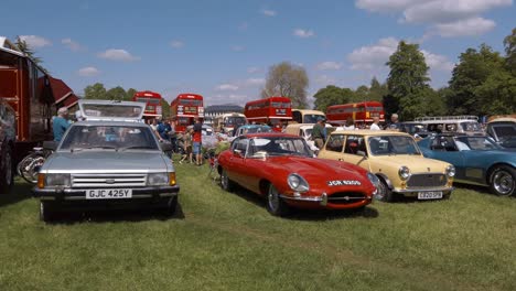 Coches-Y-Vehículos-Clásicos-En-Un-Festival-De-Transporte.