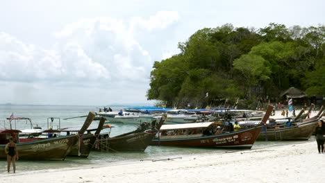 Reisende-Reisen-Mit-Dem-Boot-Auf-Die-Insel,-Um-Die-Schönheit-Und-Das-Sonnenbaden-Am-Strand-Mit-Einem-Langen-Strand-Zu-Sehen,-Der-Zum-Schwimmen-In-Krabi-In-Thailand-Geeignet-Ist