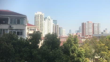 Toma-Amplia-Bloqueada-Desde-Una-Posición-Elevada-A-Una-Mezcla-Típica-De-Edificios-De-Arquitectura-Poscolonial-Contemporáneos-Y-Antiguos-En-El-Distrito-De-Concesiones-Francesas-De-Shanghai.