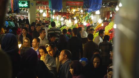 Multitudes-De-Iraníes-Caminando-Por-El-Bazar-Tajrish-Comprando-Frutas-En-Teherán,-Irán.