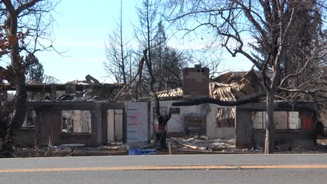 Lagerfeuer-Zerstörung-Abgebranntes-Haus-Weitaufnahme