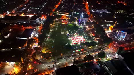 Vista-Aérea-De-La-Plaza-De-La-Ciudad-De-Magelang-En-La-Noche