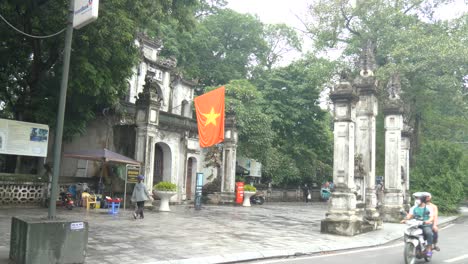 Tráfico-De-La-Ciudad,-Desplazamientos,-Cultura,-Patrimonio,-Bandera-Nacional,-Construcción-De-Fe