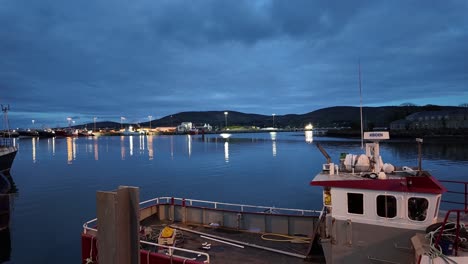 Irlands-Epische-Orte,-Castletownbere,-Fischereihafen-Cork,-Ruhiges-Wasser-Kurz-Vor-Sonnenaufgang-Im-Sommer