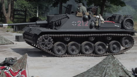 German-ww2-panzer-tank-Soldiers-in-uniform-are-visible-around-the-tank,-enhancing-the-realistic-depiction-of-a-World-War-II-battle