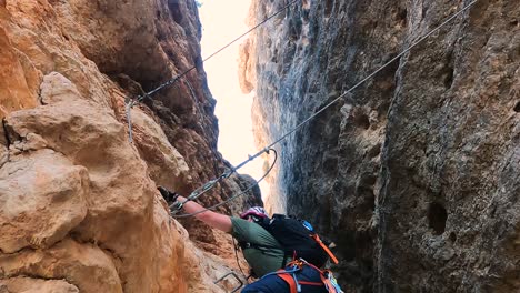 Deportistas-Escalada-En-Roca-Vista-Aérea-De-La-Montaña-De-Rappel-Deportista-En-La-Panocha,-El-Valle-Murcia,-España-Mujer-Rapel-Bajando-Una-Montaña-Escalando-Una-Gran-Roca