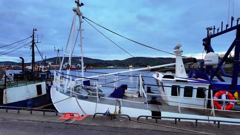 Irland-Epische-Orte-Fischerboote-Vertäut-Im-Hafen-Von-Castletownbere-Cork-Sommerabend