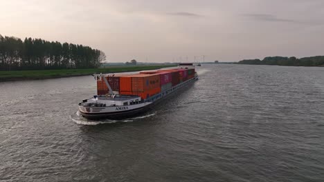 Portacontenedores-Amira-Navegando-Al-Atardecer-Cerca-De-Moerdijk,-Países-Bajos