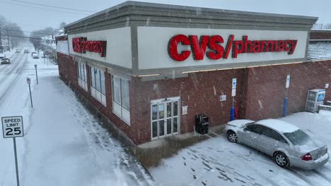 Aerila-Acercándose-A-Una-Toma-Del-Edificio-De-Farmacia-Cvs-Durante-Un-Día-Nevado-De-Invierno