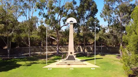 Vista-Aérea-Inversa-Del-Parque-Central-Anzac-Memorial-Joondalup,-Perth