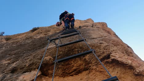 Sportler-Klettern-Antenne-Auf-Leiter-Durch-Klettersteig-In-Murcia,-Spanien