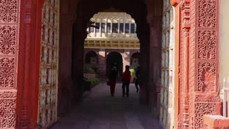 Der-Künstlerische-Eingang-Zum-Vintage-Palast-Am-Morgen-Aus-Einem-Flachen-Winkel-Wurde-Am-24.-Februar-2024-Im-Pal-Haveli-Jodhpur-In-Rajasthan,-Indien,-Aufgenommen.