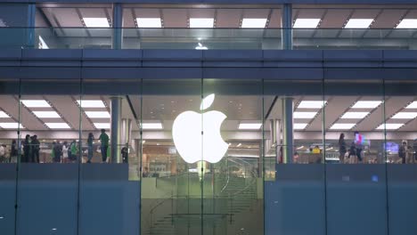 La-Tienda-Oficial-De-Apple,-Una-Multinacional-Estadounidense-De-Tecnología,-Se-Ve-Durante-La-Noche-En-Hong-Kong.