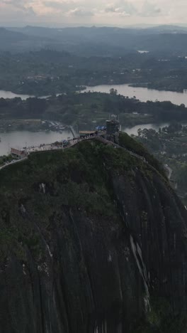 Hyperlapse-Piedra-Del-Peñol-Desde-Una-Perspectiva-Aérea,-Guatape,-Colombia,-Modo-Vertical