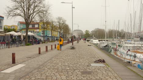 Le-Gabut,-Hafen-Fischerdorf-Mit-Traditionellen-Bemalten-Holzhäusern-In-La-Rochelle,-Frankreich