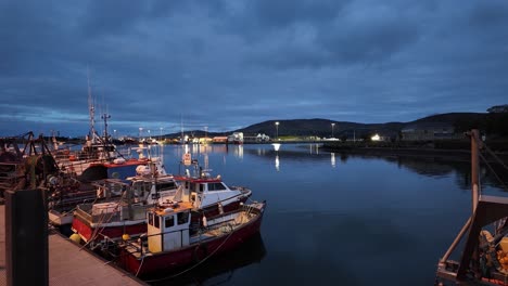 Irlanda-Lugares-épicos-Del-Puerto-Pesquero-De-Castletownbere-Cork-Por-La-Noche,-Barcos-De-Pesca-Atracados-En-El-Puerto-Preparándose-Para-Ir-Al-Mar-En-Una-Tarde-De-Verano-Antes-Del-Amanecer