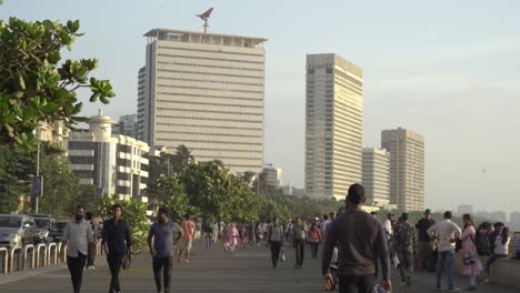 Touristen-Am-Marine-Drive-Beach-Mit-Mumbai-Skyline-Gebäuden-Im-Hintergrund