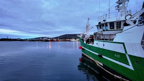 Lugares-épicos-De-Irlanda-Tarde-Tranquila-En-El-Puerto-Pesquero,-Aguas-Tranquilas-En-La-Noche-De-Verano-De-Castletownbere-Cork