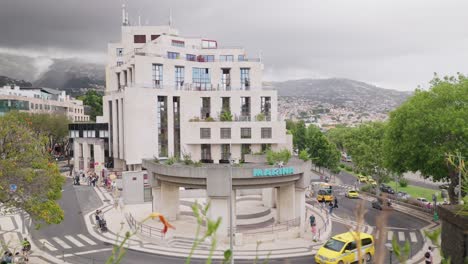 Toma-Estática-Del-Edificio-Del-Centro-Comercial-Marina-En-La-Capital-De-Funchal,-Madeira.