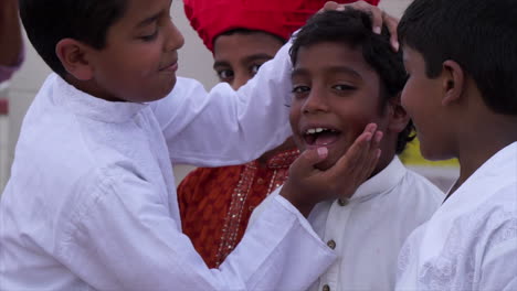 Junge-Indisch-amerikanische-Jungen-Feiern-Beim-Ganesh-Fest