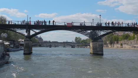 Blick-Auf-Die-Berühmte-Pont-Des-Arts-Von-Einem-Boot-Auf-Der-Seine