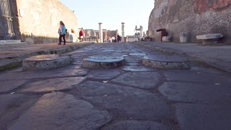 Gepflasterte-Straße-Im-Antiken-Pompeji-Mit-Trittsteinen-Für-Fußgänger-Zum-Überqueren-Der-Straße---Italien