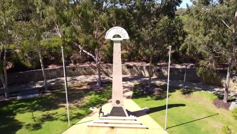 Aerial-rise-up-above-Anzac-memorial-statue,-Central-Park-Joondalup---Perth