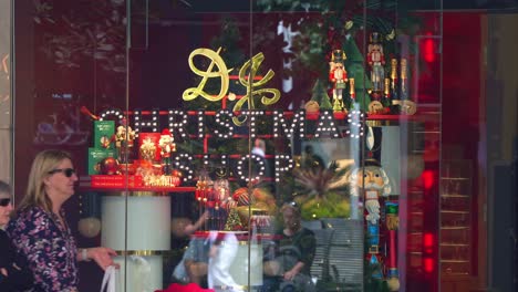 Der-Flagship-Store-Von-David-Jones-In-Der-Bourke-Street-Mall-In-Melbourne-Verfügt-über-Ein-Festliches-Weihnachtsschaufenster,-Das-Die-Spiegelbilder-Flanierender-Fußgänger-Während-Der-Weihnachtszeit-In-Zeitlupe-Einfängt