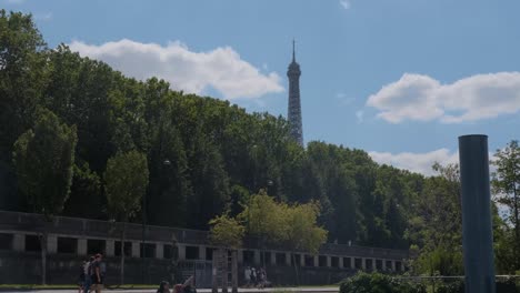 Blick-Von-Einem-Boot-Auf-Der-Seine-Auf-Die-Kais-Und-Den-Eiffelturm-In-Paris