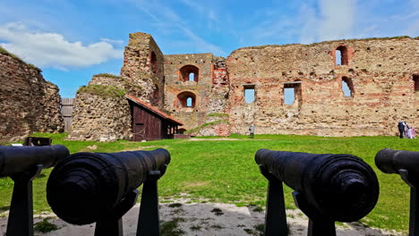 Old-cannons-and-remains-of-Bauska-castle,-dolly-forward-view