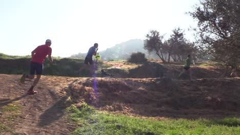 Toma-Lateral-De-Corredores-De-Senderos-En-Un-Sendero.