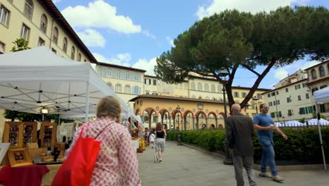 Jib-down,-wide,-establishing-shot-of-Market-at-Florence-Central-Storico-during-the-day