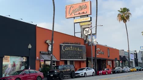 Vista-De-La-Calle-De-La-Famosa-Tienda-De-Delicatessen-Canter-En-El-Barrio-Judío-De-West-Hollywood.