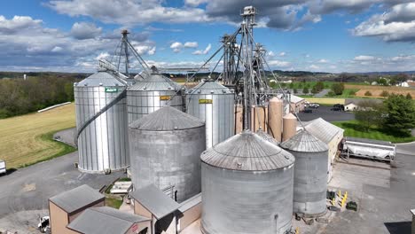 Fábrica-De-Cantera-De-Piedra-Con-Silos-Y-Tuberías-Durante-El-Día-Soleado-En-El-Campo-De-La-Ciudad-De-EE.UU.