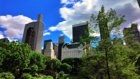 Un-Lapso-De-Tiempo-Del-Cielo-Azul-Y-Nubes-Blancas-Sobre-Central-Park-En-La-Ciudad-De-Nueva-York