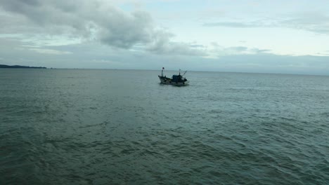 El-Barco-Se-Mueve-En-Medio-Del-Agua-En-La-Que-Hay-Olas-En-El-Agua