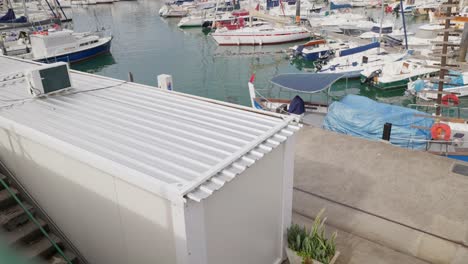 Boote-Angedockt-Am-Pier-Der-Stadt-Funchal-Mit-Großem-Kreuzfahrtschiff-Im-Hintergrund,-Madeira