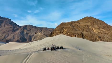 Drohnenaufnahme-Von-Touristen-In-Der-Kalten-Wüste-Sarfaranga---Skardu-Tal-In-Pakistan-Am-Morgen