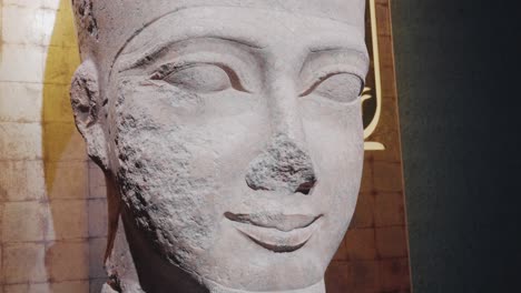 Sydney,-Australien-–-10.-Dezember-2023:-Eine-Altägyptische-Statue-Des-Pharaos-Ramses-In-Einem-Museum