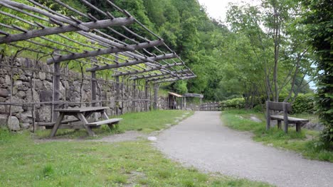 The-irrigation-channel-hiking-path