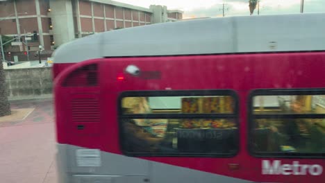 Concurrida-Estación-De-Autobuses-Temprano-En-El-Día