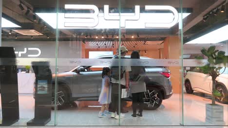 Los-Clientes-Son-Vistos-Fuera-De-La-Tienda-Oficial-Autorizada-Del-Concesionario-De-Automóviles-Byd-Del-Fabricante-De-Automóviles-Chino-En-Hong-Kong