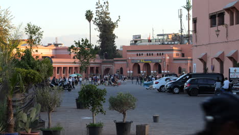 Menschen-Und-Autos-Auf-Dem-Platz-Djemaa-El-Fna-In-Marrakesch---Goldene-Stunde