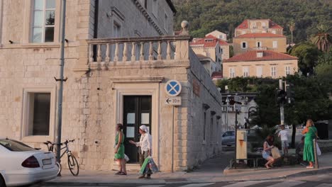 Cámara-Lenta-De-Gente-Caminando-En-Dubrovnik,-Croacia