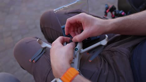 Una-Persona-Conecta-Un-Filtro-De-Lente-A-La-Cámara-De-Un-Dron-Compacto