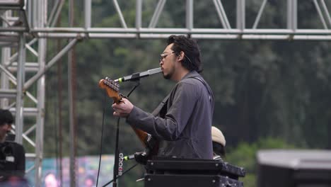 Pamungkas-Un-Famoso-Cantante-Indonesio-Tocando-La-Guitarra-Y-Cantando-En-El-Escenario