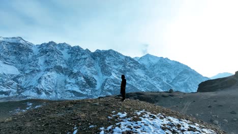 Rotierende-Schwenkaufnahme-Eines-Pakistanischen-Touristen,-Der-Die-Aussicht-Auf-Die-Landschaft-Von-Skardu-In-Pakistan-Genießt