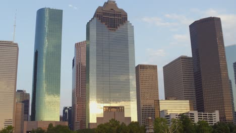 Aufsteigende-Aufnahme-Von-Wolkenkratzern-In-Der-Innenstadt-Von-Houston,-Texas