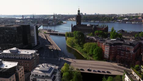 Hermosa-Vista-Aérea-Sobre-Klara-Sjo-Hacia-El-Ayuntamiento-De-Estocolmo,-Gamla-Stan-En-Segundo-Plano